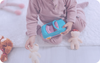 Copil care se joaca cu jucarii de plus Copil care se joaca cu jucarii de plus