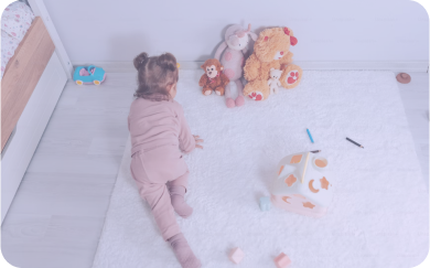 Copil care se joaca cu jucarii de plus Copil care se joaca cu jucarii de plus